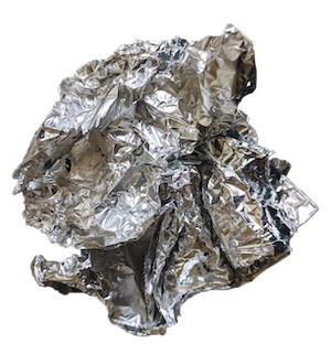 Papel de aluminio: Plantéese almacenar la comida en envases reusables en vez de papel de aluminio.
